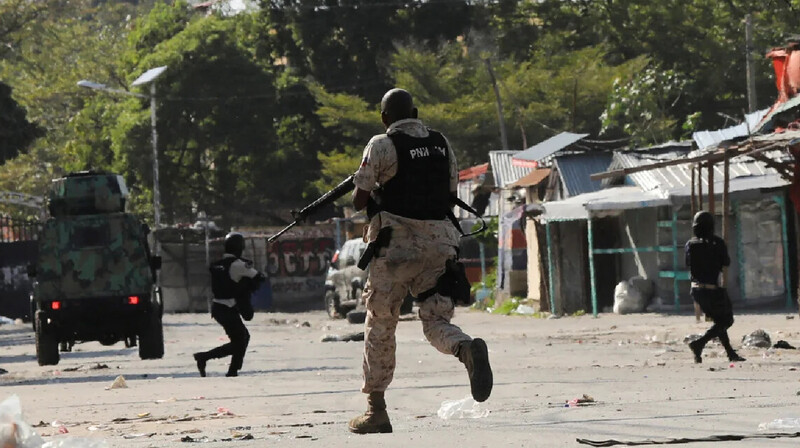 Сотни заключенных сбежали из тюрьмы в результате нападения вооруженных группировок в Гаити