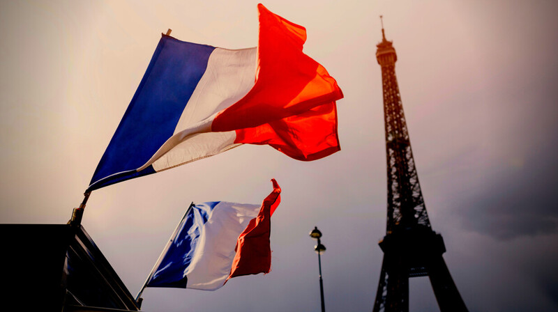 Франция приняла поправку о праве на аборт в Конституцию