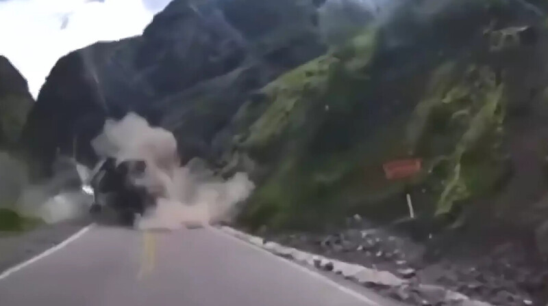 Огромные валуны раздавили два грузовика на горной дороге в Перу