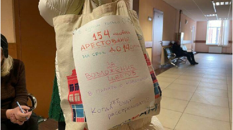 «Когда будут расстреливать?» - петербурженка разместила на шопере плакат в защиту арестованных