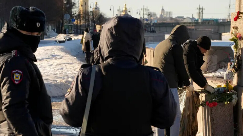 В Москве задерживают участников акции в память о Навальном