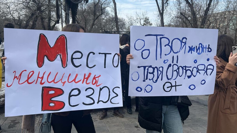 Митинг начался в алматинском парке Ганди