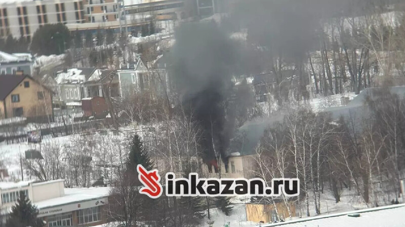 Пожар охватил высшее танковое командное училище в Казани