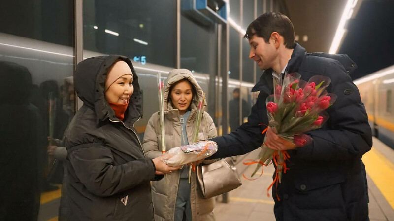 Цветы и подарки раздавали женщинам на вокзале в Астане в честь праздника