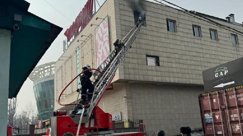 Пожар разгорелся в одном из торговых центров Алматы