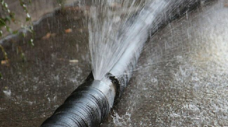 Прорыв теплотрассы в Алматы залил дорогу кипятком. ВИДЕО