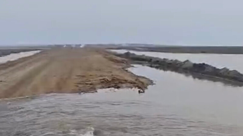 В Актюбинской области талая вода затопила дорогу