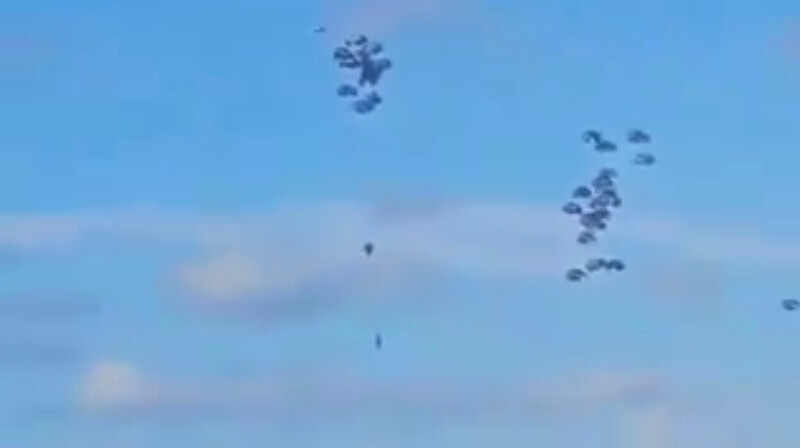 Палестинцы погибли при сбросе с воздуха гумпомощи в секторе Газа