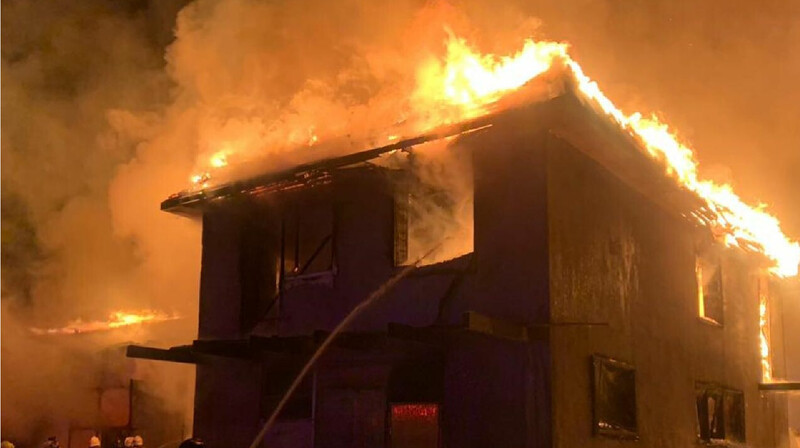 Двухэтажное здание с газовыми баллонами загорелось в Костанае, есть пострадавшие
