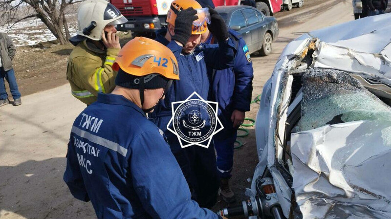 Тело пассажира пришлось извлекать из смятого автомобиля после ДТП в Алматинской области