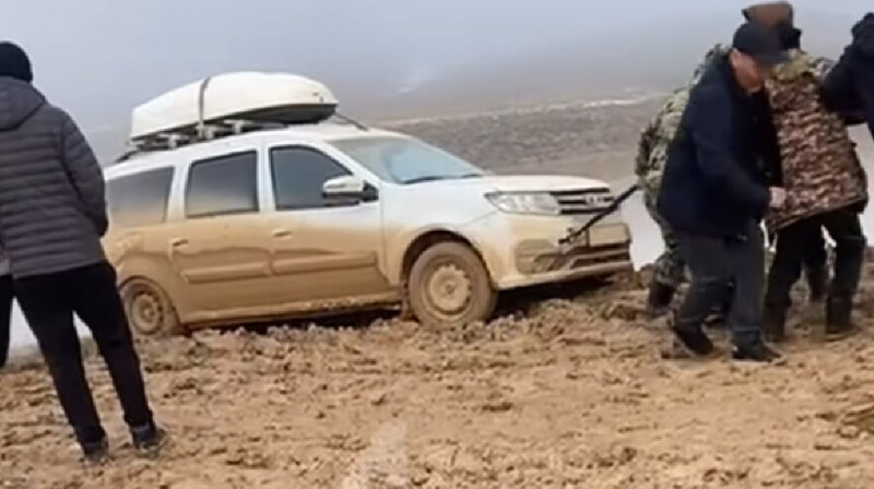 Десятки автомобилей застряли в грязи на трассе Жезказган-Кызылорда. ВИДЕО