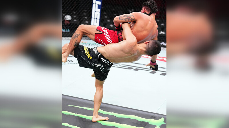 Казахстанский боец UFC одержал вторую победу