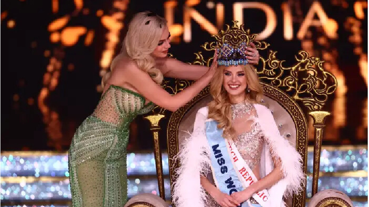 каталуна энрикес, мисс невада, трансгендер. девушка из рекламы озон. артек пенза. всероссийский конкурс большая перемена 2021. женщина держит кубок.