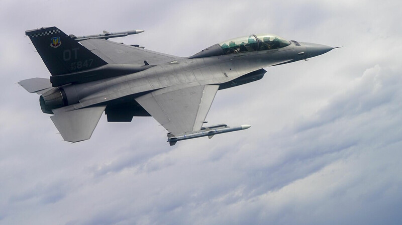 12 украинских пилотов к лету будут готовы к полетам на F-16 – NYT