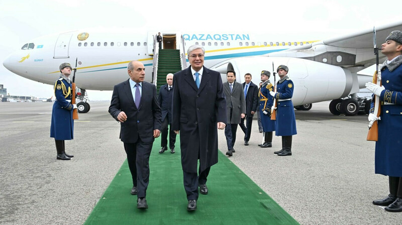 Токаев прилетел в Баку с госвизитом