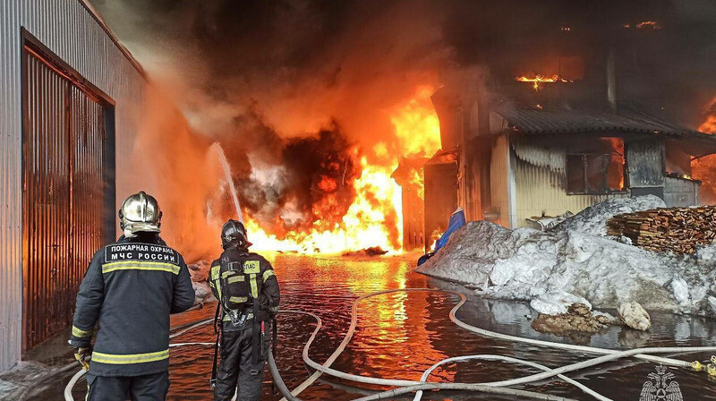 В Подмосковье горит склад со стройматериалами