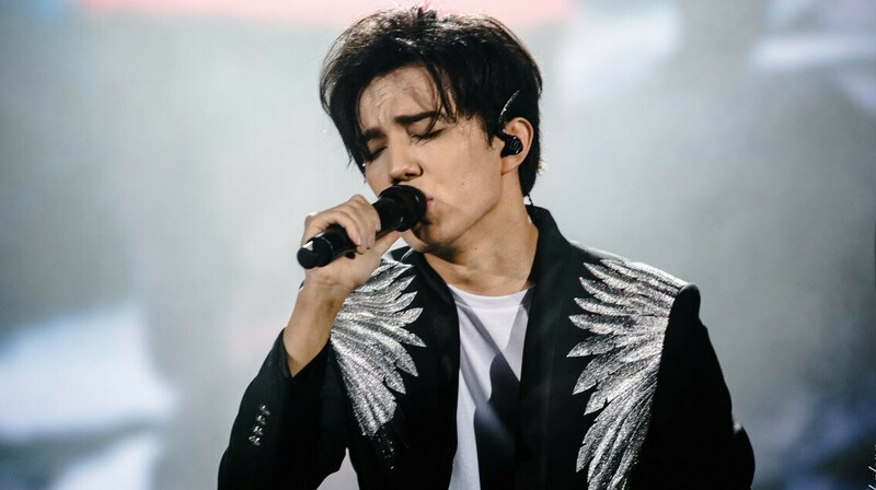 Димаш принял своих казахских поклонниц за китаянок