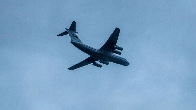 Над местом крушения самолёта Ил-76 кружит вертолёт. ВИДЕО