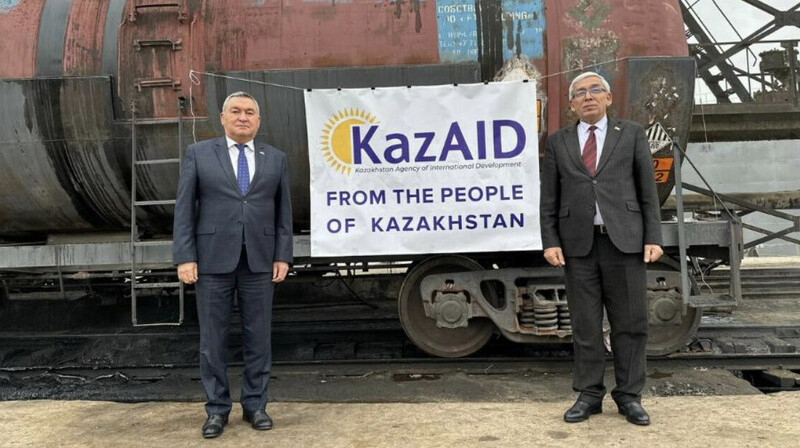Казахстан передал таджикской стороне гумпомощь в виде 15 тысяч тонн мазута