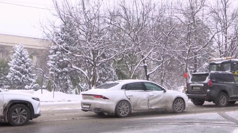 Сильный снегопад в Алматы не обошелся без пострадавших при ДТП