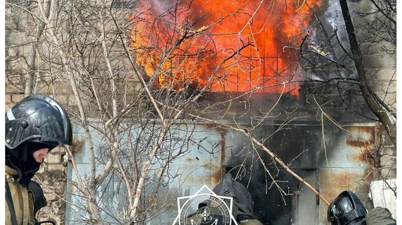 В столице горит пристройка к стекольному цеху