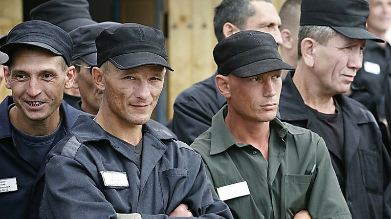 «Они стали другими людьми»: россиян призывают не бояться возвращающихся с войны зэков
