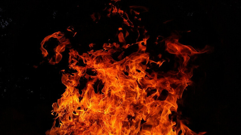 Пожарные спасли жилой дом от огня в Усть-Каменогорске