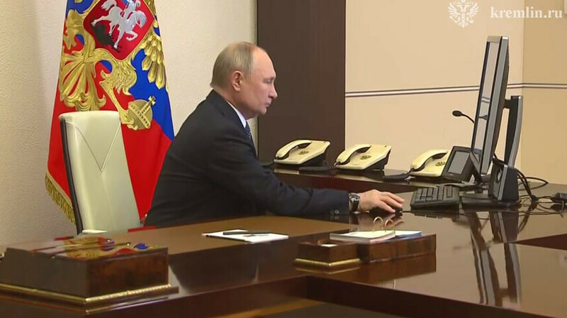 Путин проголосовал на выборах президента России онлайн