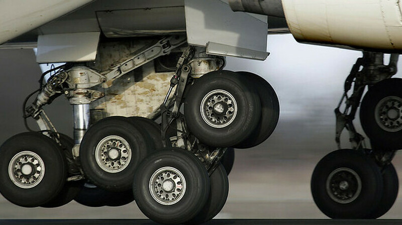 Самолет повредил шасси при посадке в аэропорту Астаны
