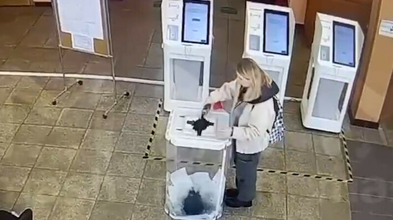 Урны с бюллетенями залили зеленкой и чернилами на избирательных участках в РФ