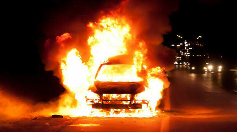 Автомобиль загорелся в столице Казахстана