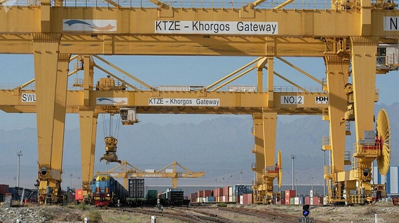 В специальной зоне Хоргоса начали принимать казахстанское зерно в вагонах