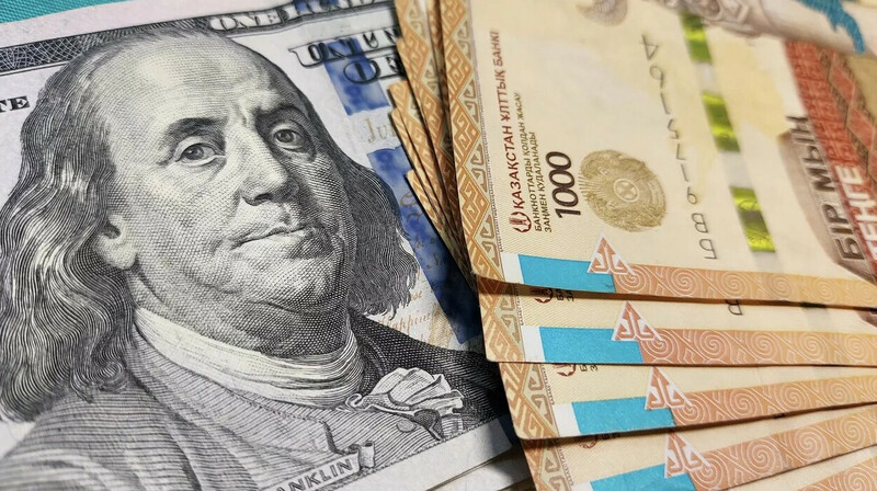 Доллар снова падает в Казахстане