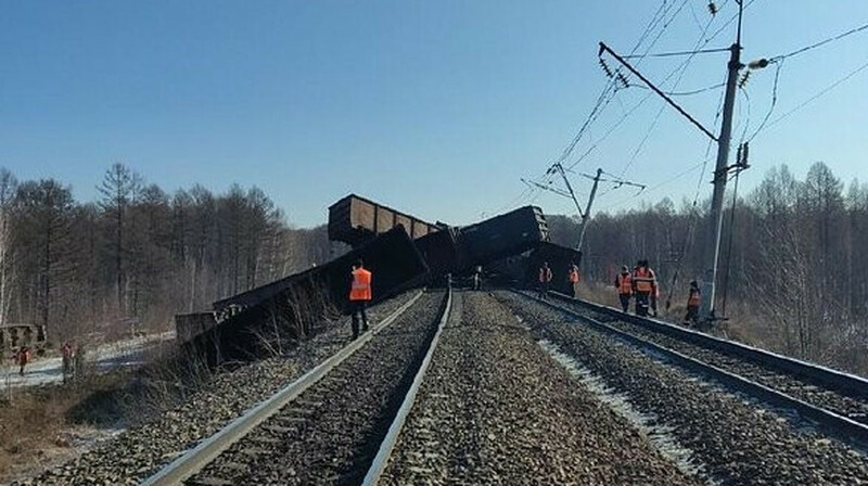 Авария на Транссибирской магистрали: 20 вагонов грузового поезда вышли из строя