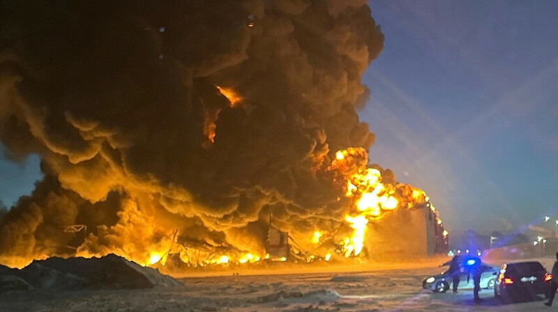 Крупный пожар произошел на складе в Астане