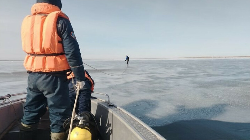 Двое рыбаков умерли, утонув в машине подо льдом в Экибастузе