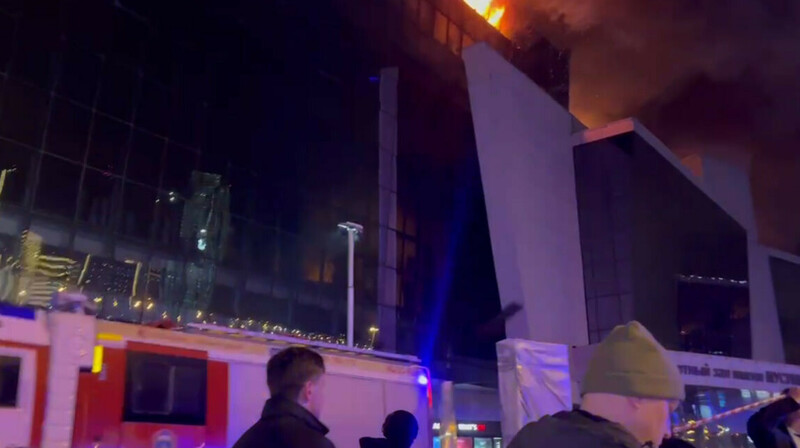Теракт в "Крокус Сити": в здании обрушилась кровля. ВИДЕО