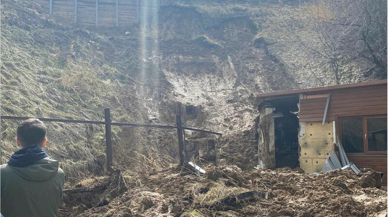 Оплывина сошла возле этно-кафе в Алматы. ФОТО