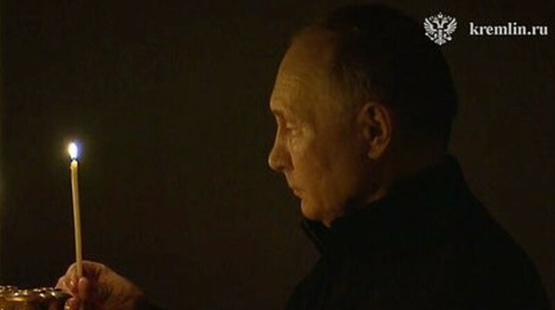 Путин поставил свечку за упокой погибших в теракте в «Крокус-сити»