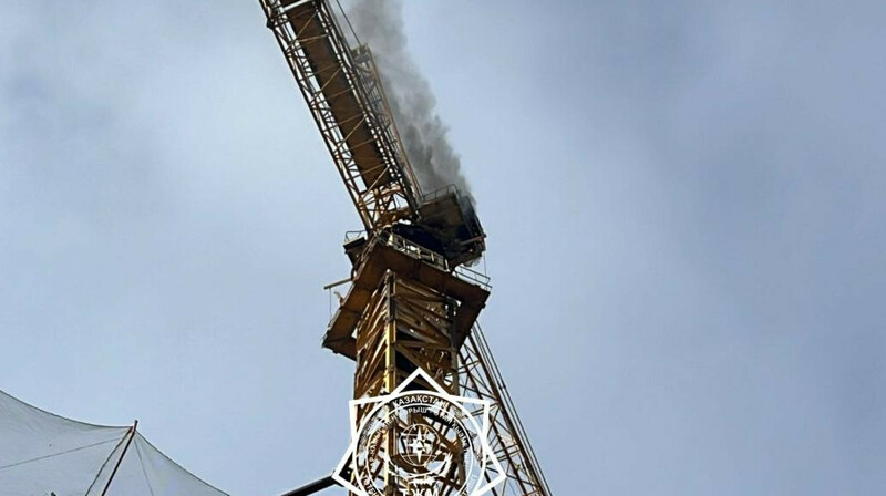 Башенный кран загорелся на стройке в Астане