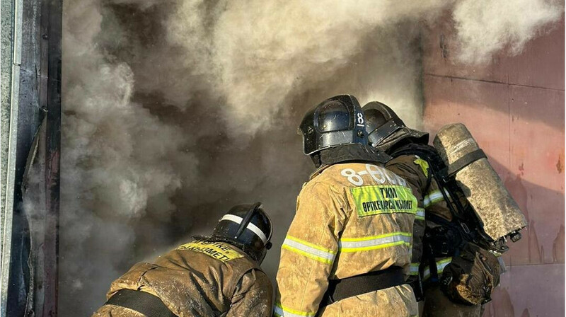 Более 60 человек тушат пожар в паркинге ЖК в Астане