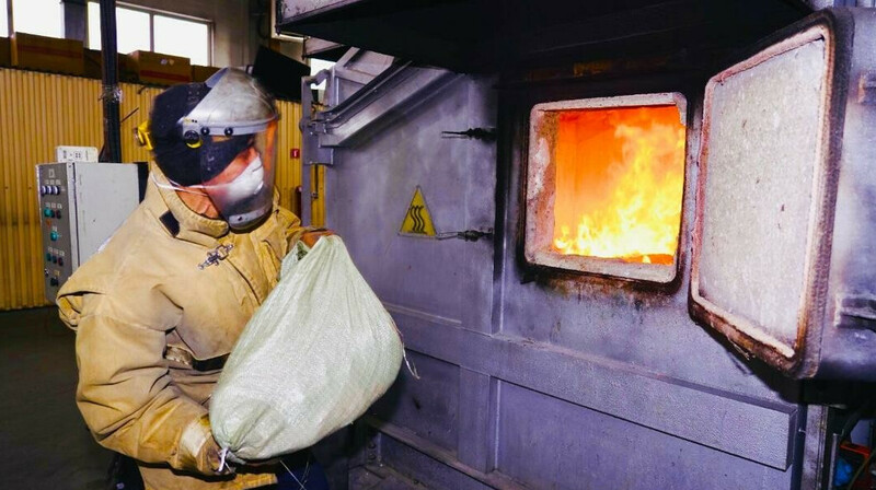 В Астане сожгли 140 тысяч пакетиков насвая