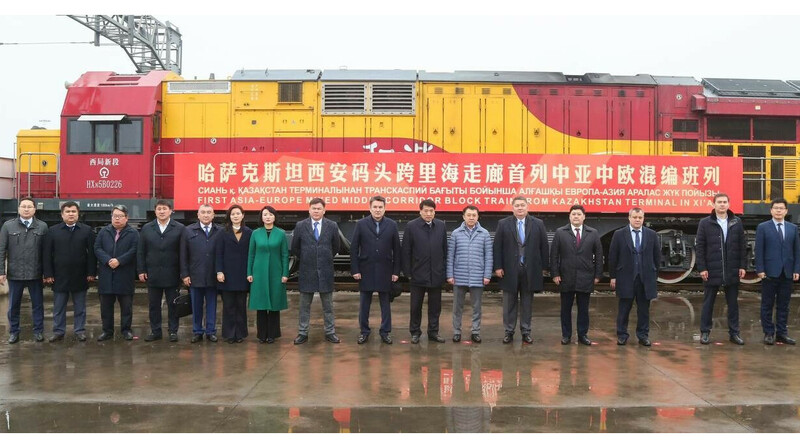 Первый контейнерный поезд из казахстанского терминала в Сиане отправился по ТМТМ
