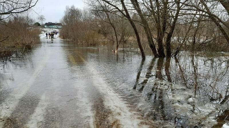 Дороги затопило в Западно-Казахстанской области