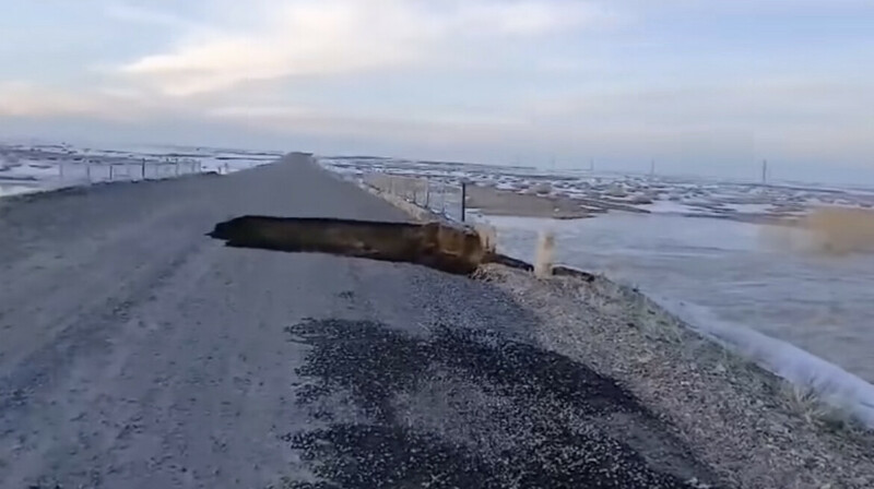 В области Абай из-за паводков размыло дорогу у моста