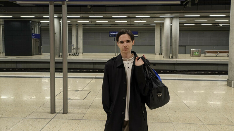 Антивоенный российский активист Денис Козак улетел из Казахстана в Европу