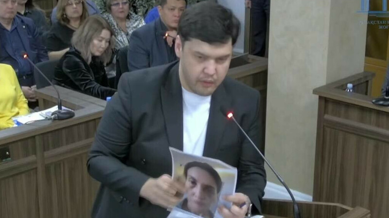 Фотографии избитой Салтанат Нукеновой показал ее брат в суде