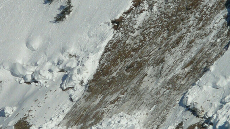 Лавина сошла на Большом Алматинском озере