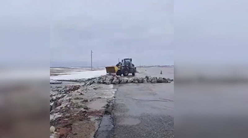Талая вода затопила одну из трасс в Акмолинской области. ВИДЕО