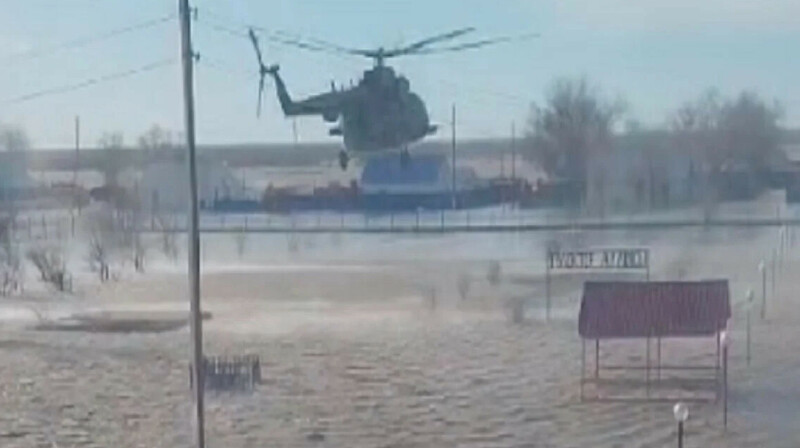 Вертолет со спасателями не смог приземлиться в Актюбинской области